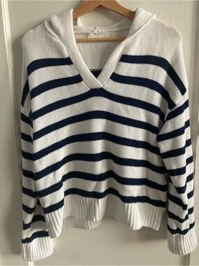 Striped V-Neck Hooded Sweater in White & Navy